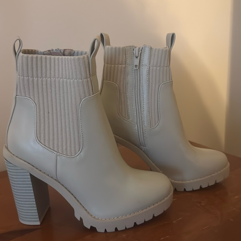 BCBG PRALI WOMENS LUG SOLE CHELSEA BOOTIE SIZE 6 COLOR STONE. NWT